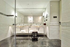 Donsdekens, een minibar, een kluis op de kamer, een bureau