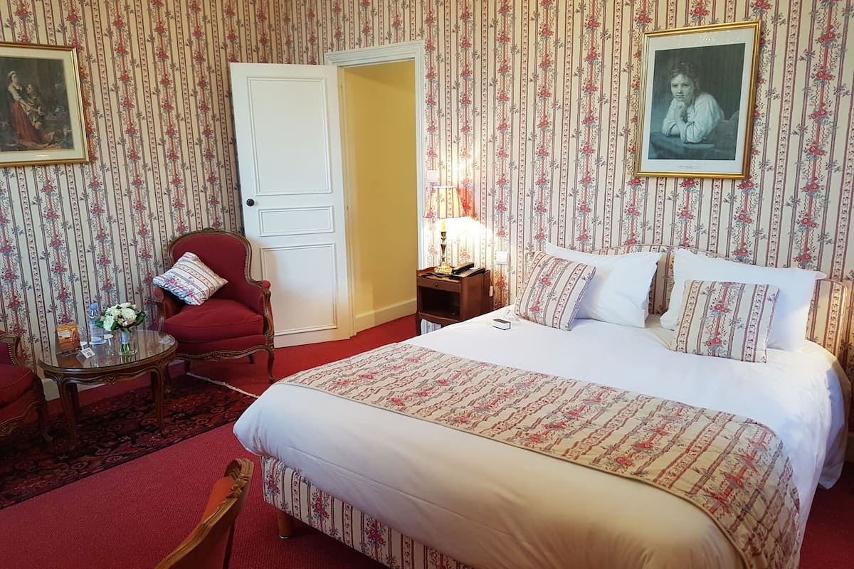 traditional double or twin room | minibar, in-room safe, desk, soundproofing