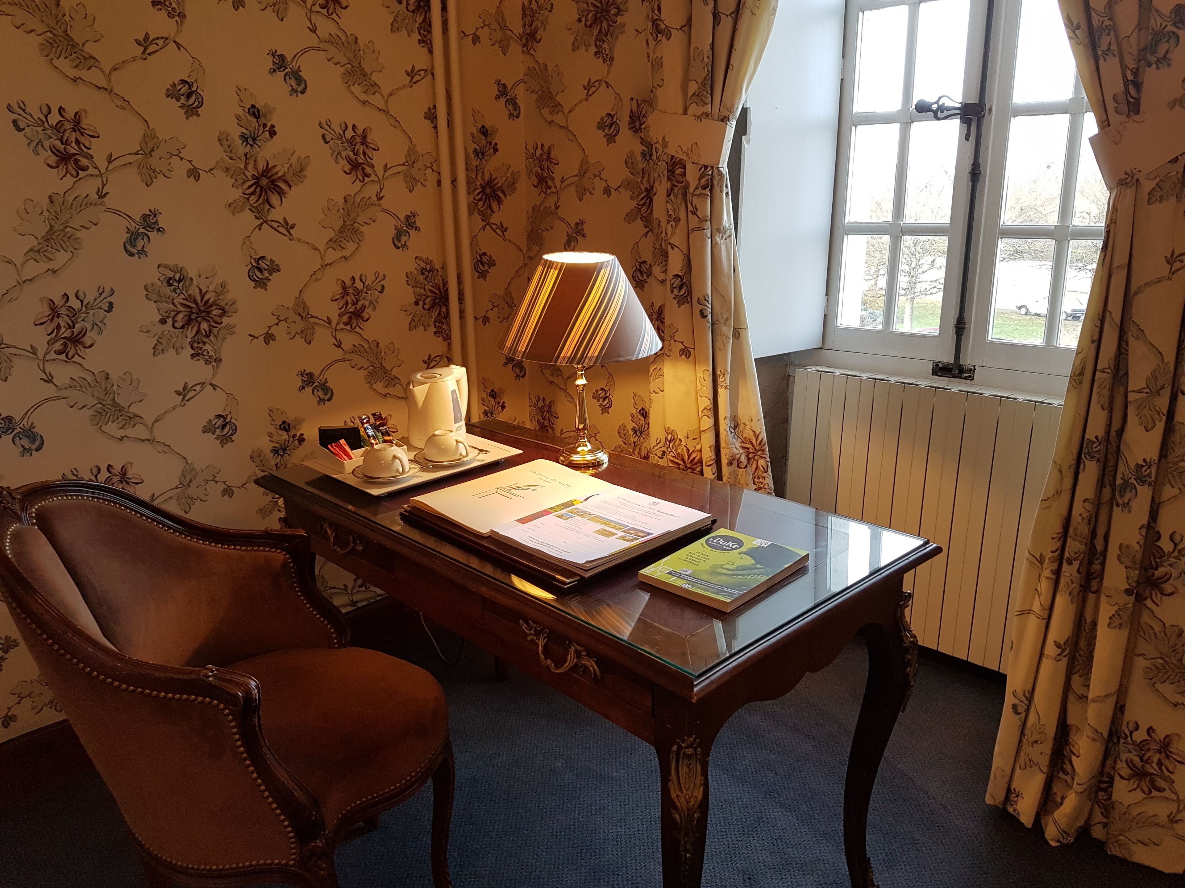 deluxe double or twin room | minibar, in-room safe, desk, soundproofing