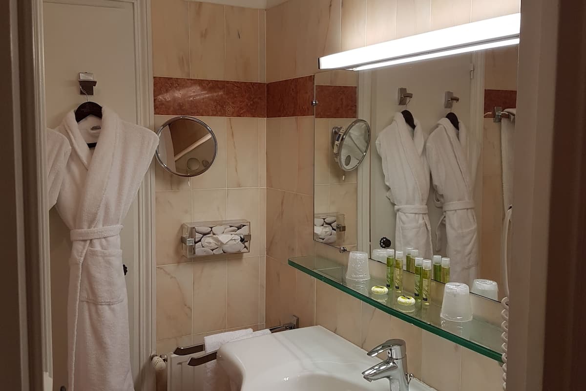 combined shower/bathtub, hair dryer, bathrobes, towels