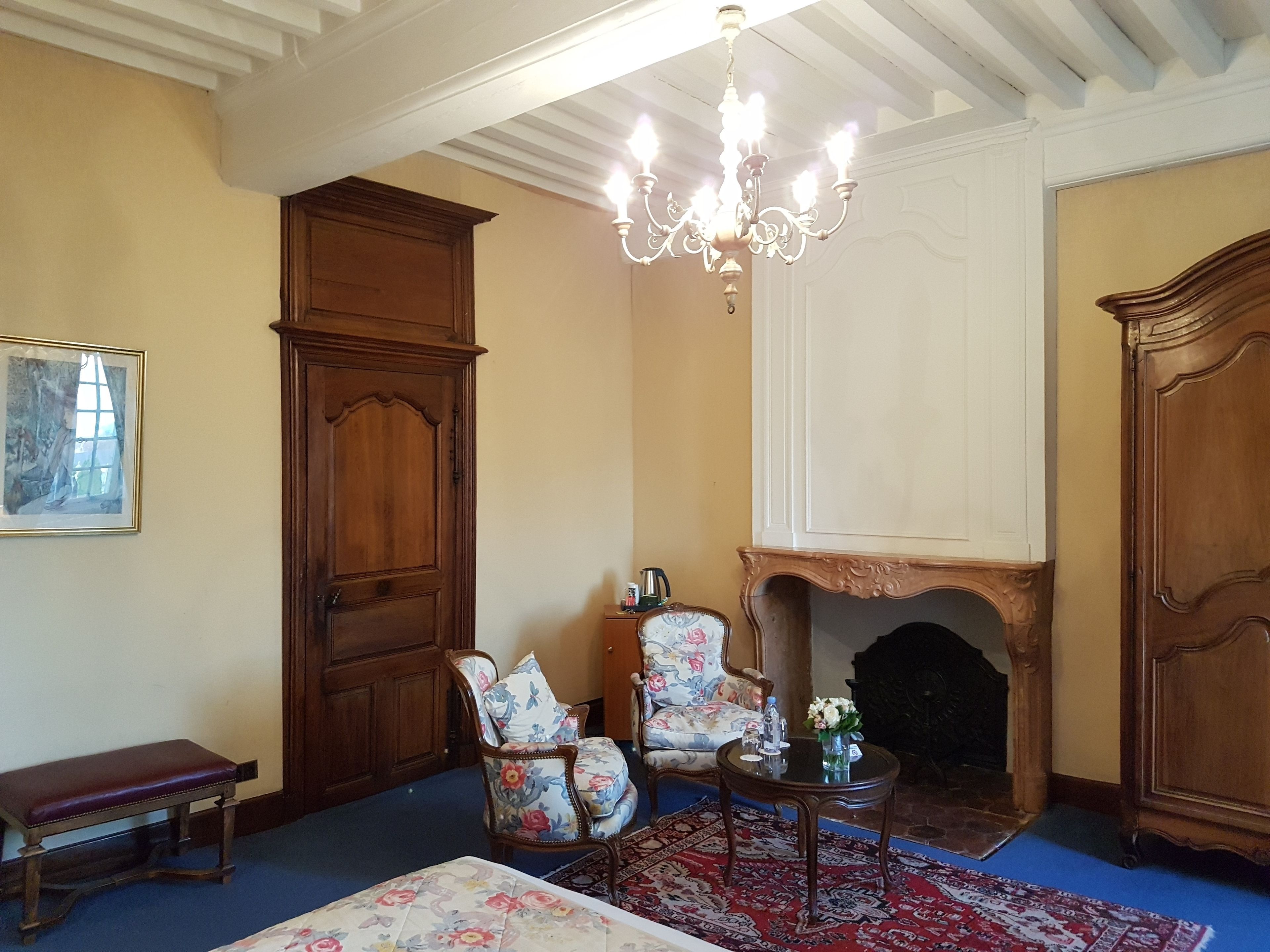 superior double or twin room | minibar, in-room safe, desk, soundproofing