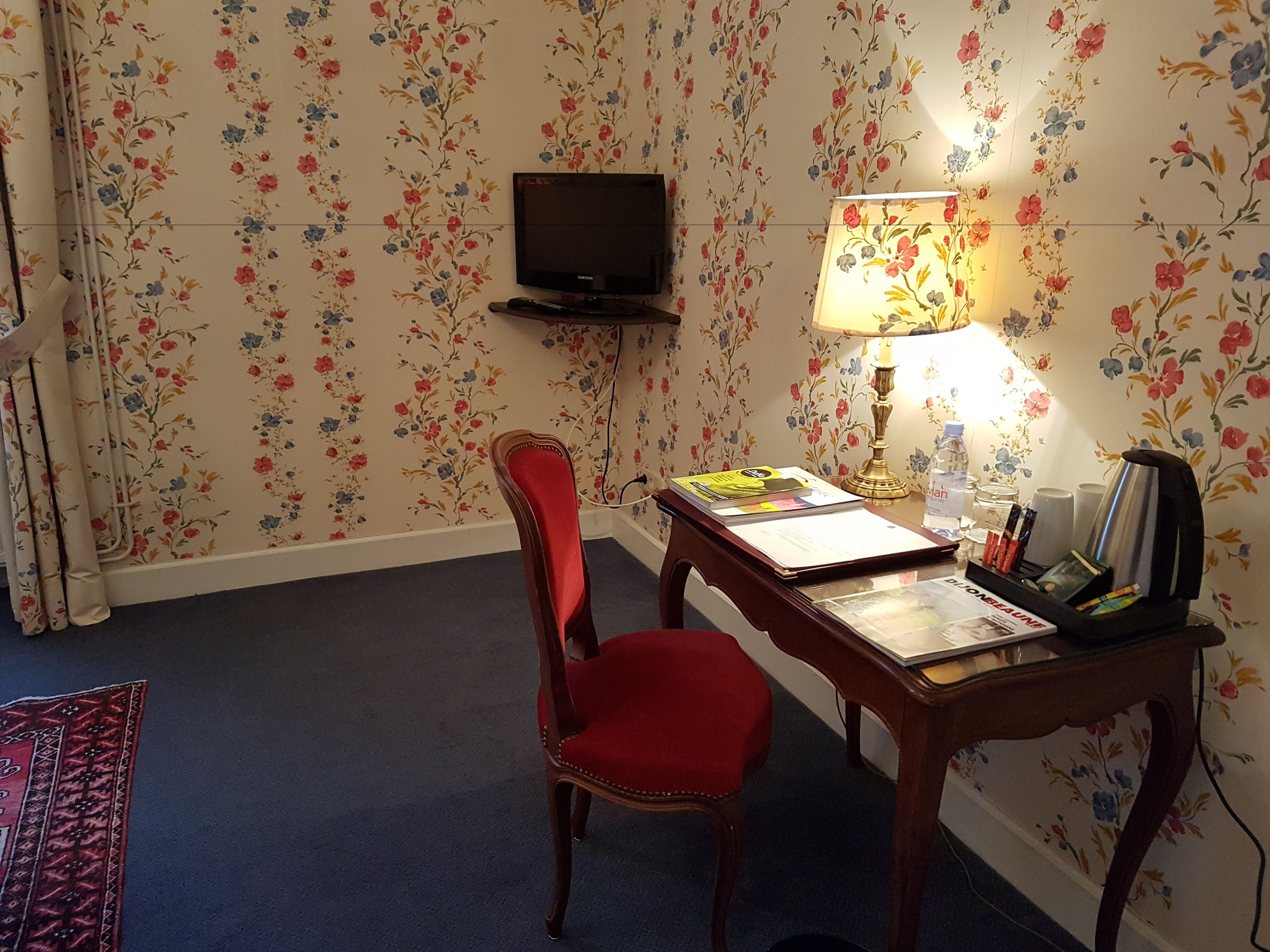 classic double room | minibar, in-room safe, desk, soundproofing