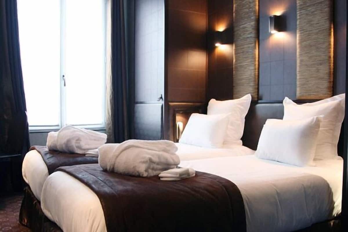 Een minibar, een kluis op de kamer, een bureau, verduisterende gordijnen