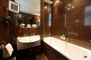 Deep-soaking bathtub