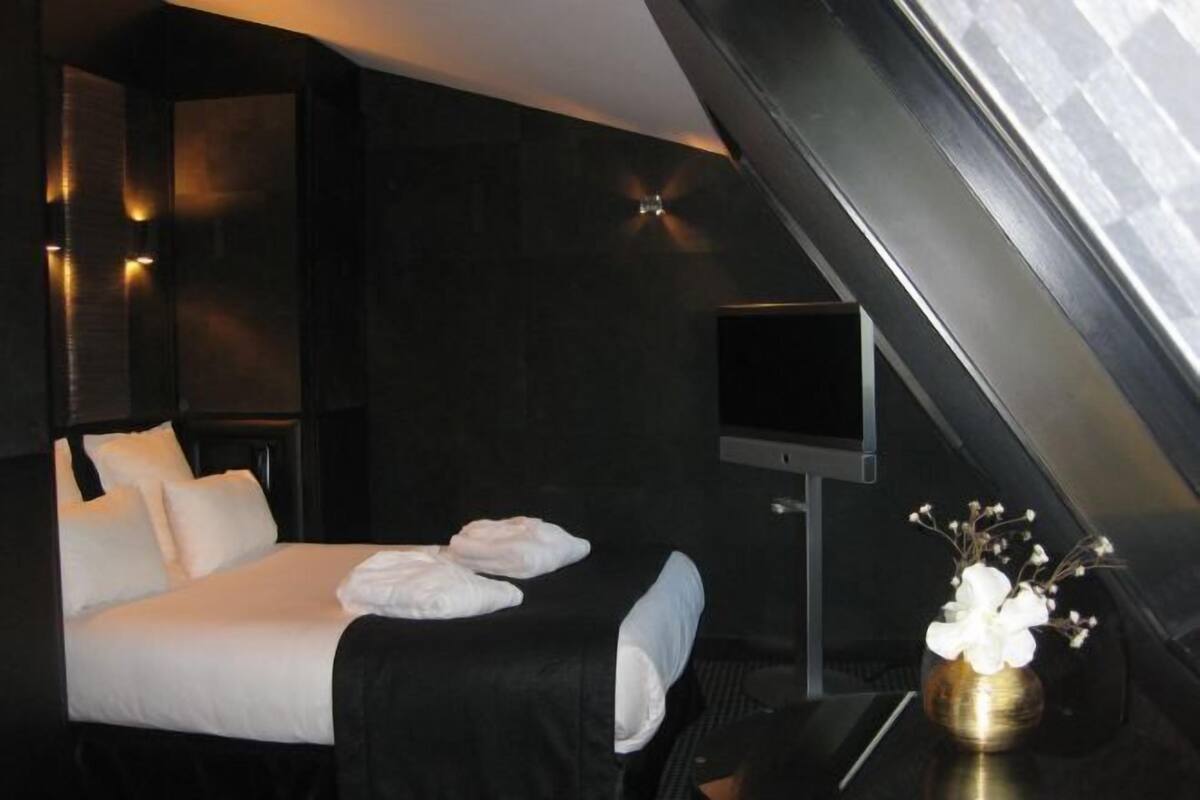 Een minibar, een kluis op de kamer, een bureau, verduisterende gordijnen