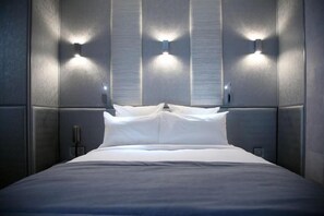 Minibar, in-room safe, desk, blackout drapes - L'adresse (Paris)