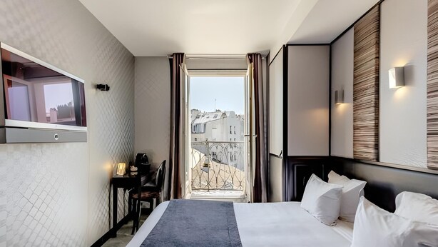 Minibar, in-room safe, desk, blackout drapes - L'adresse (Paris)