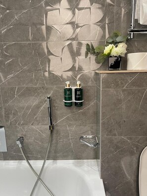 Bathroom | Designer toiletries, hair dryer, bathrobes, slippers - L'adresse (Paris)