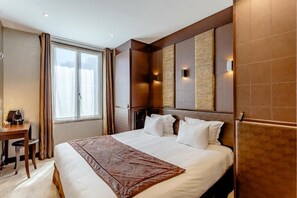 ميني بار وخزنة داخل الغرفة ومكتب وستائر تعتيم