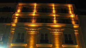 A multi-story building with classical architecture, featuring prominent columns and a symmetrical facade. - L'adresse (Paris)