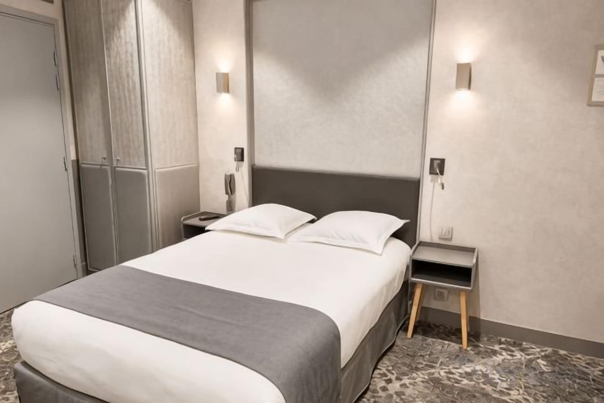 Bar mini, peti besi dalam bilik, meja, langsir/tirai gelap terus 