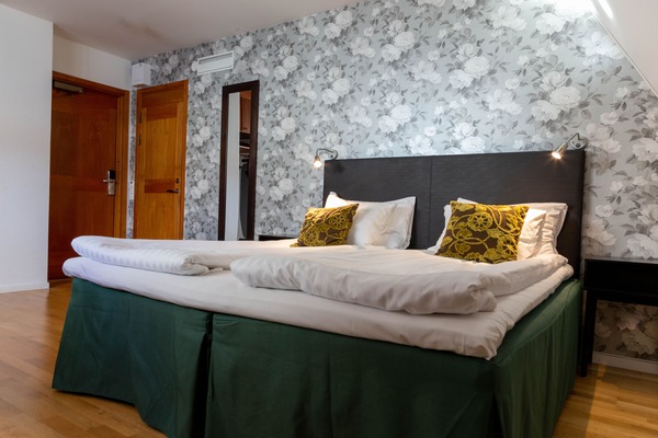 Escritorio, cortinas blackout y tabla de planchar con plancha