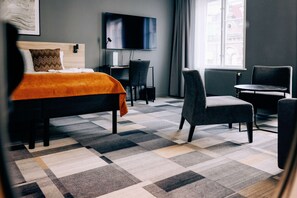 Habitación Deluxe, 1 cama King size, para no fumadores (with Sofabed) | Escritorio, cortinas blackout y tabla de planchar con plancha 