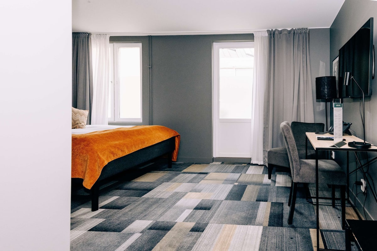 Superior Room, 1 King Bed, Non Smoking | Desk, blackout curtains, iron/ironing board, free WiFi
