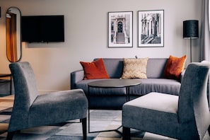 Chambre Deluxe, 1 très grand lit, non-fumeurs (with Sofabed) | Bureau, rideaux occultants, fer et planche à repasser, Wi-Fi gratuit