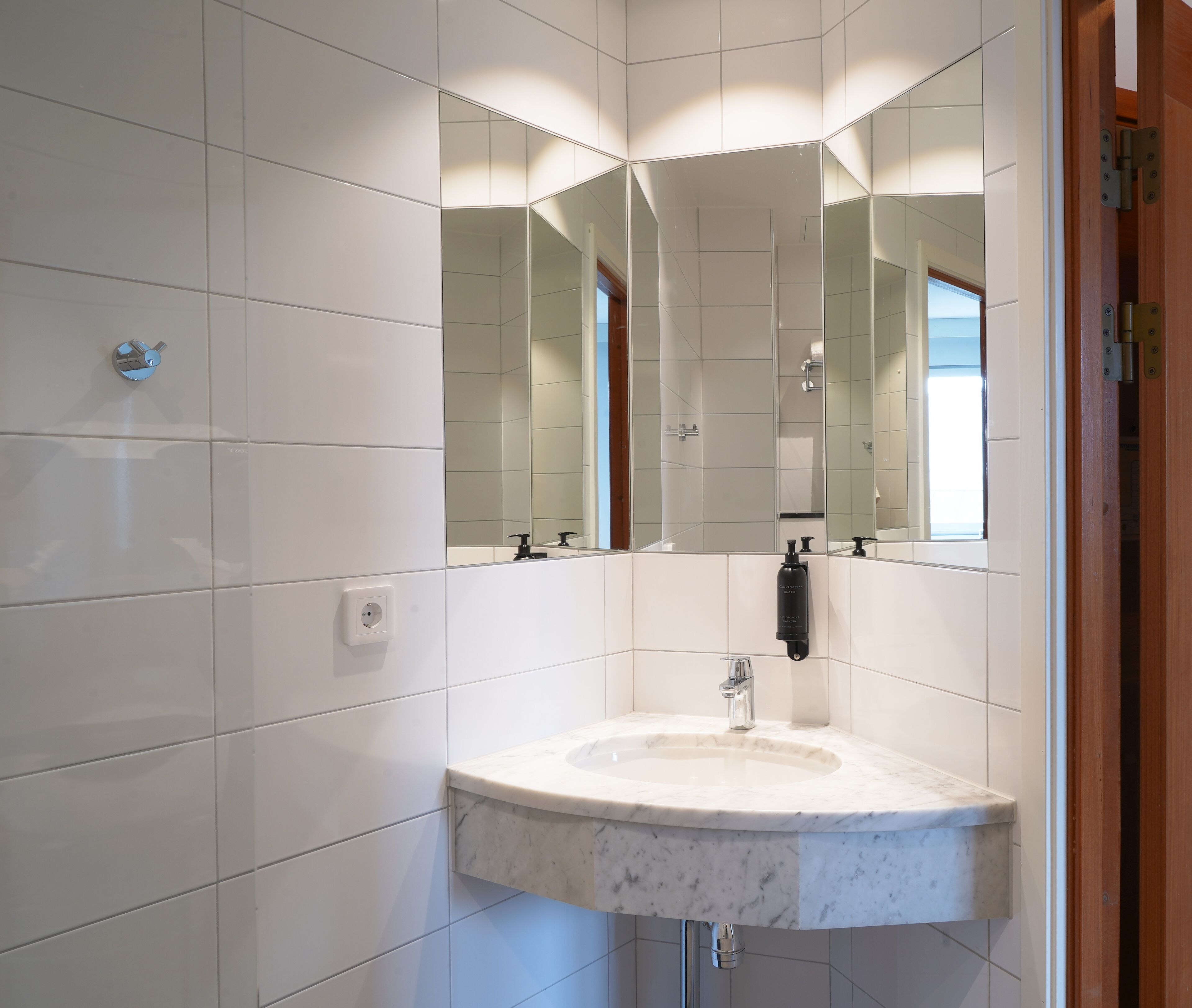 standard single room | bathroom | eco-friendly toiletries, hair dryer, heated floors, towels