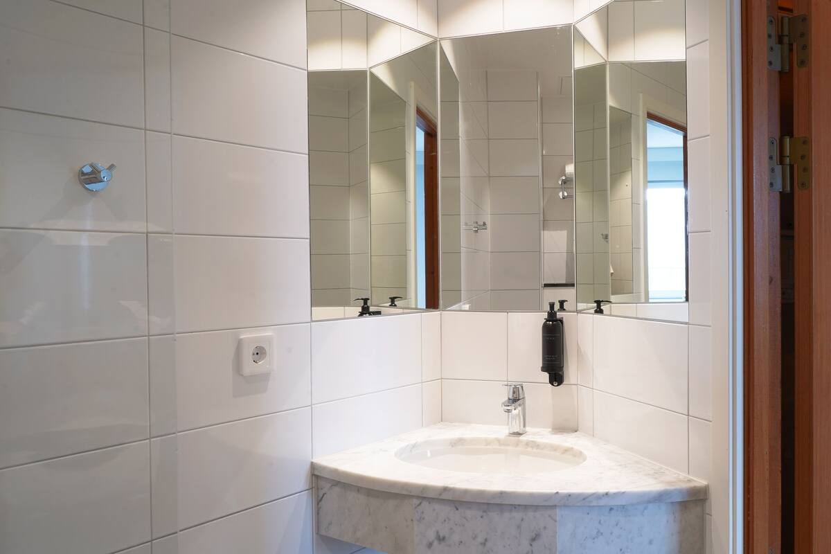 standard single room | bathroom | eco-friendly toiletries, hair dryer, heated floors, towels