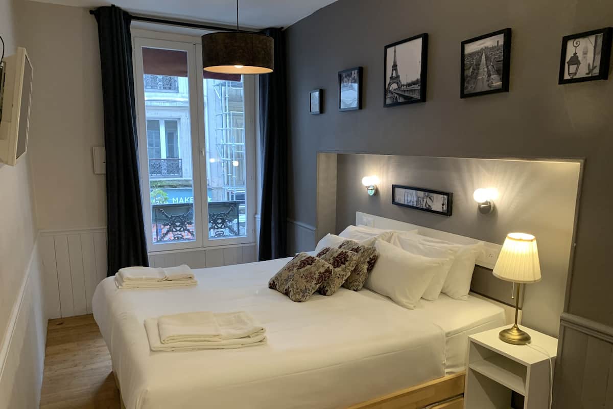 Standard Double Room | In-room safe, desk, soundproofing, iron/ironing board
