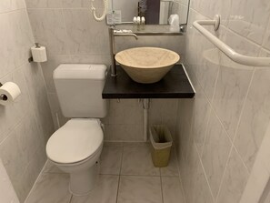 Standard Twin Room | Bathroom | Free toiletries, hair dryer, towels
