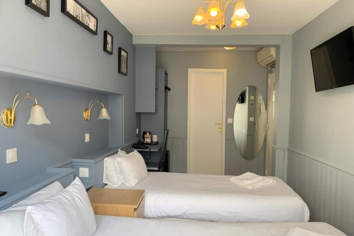 Standard Twin Room | In-room safe, desk, soundproofing, iron/ironing board