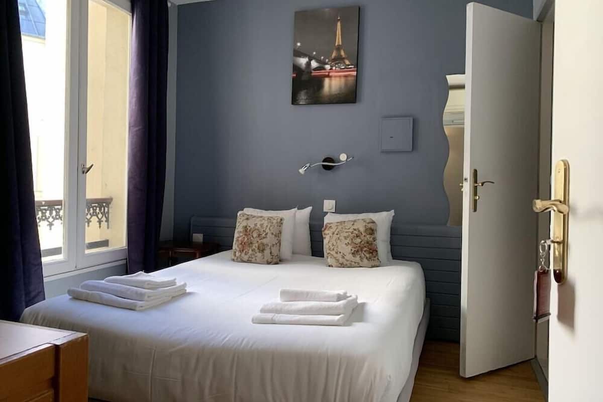 In-room safe, desk, soundproofing, iron/ironing board