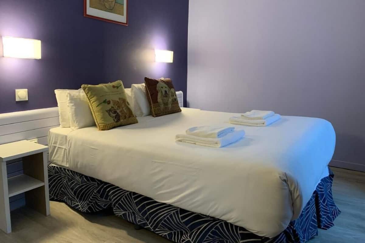 In-room safe, desk, soundproofing, iron/ironing board
