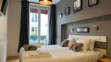 Dobbeltrom – standard | Safe på rommet, skrivebord, lydisolert og strykejern/-brett