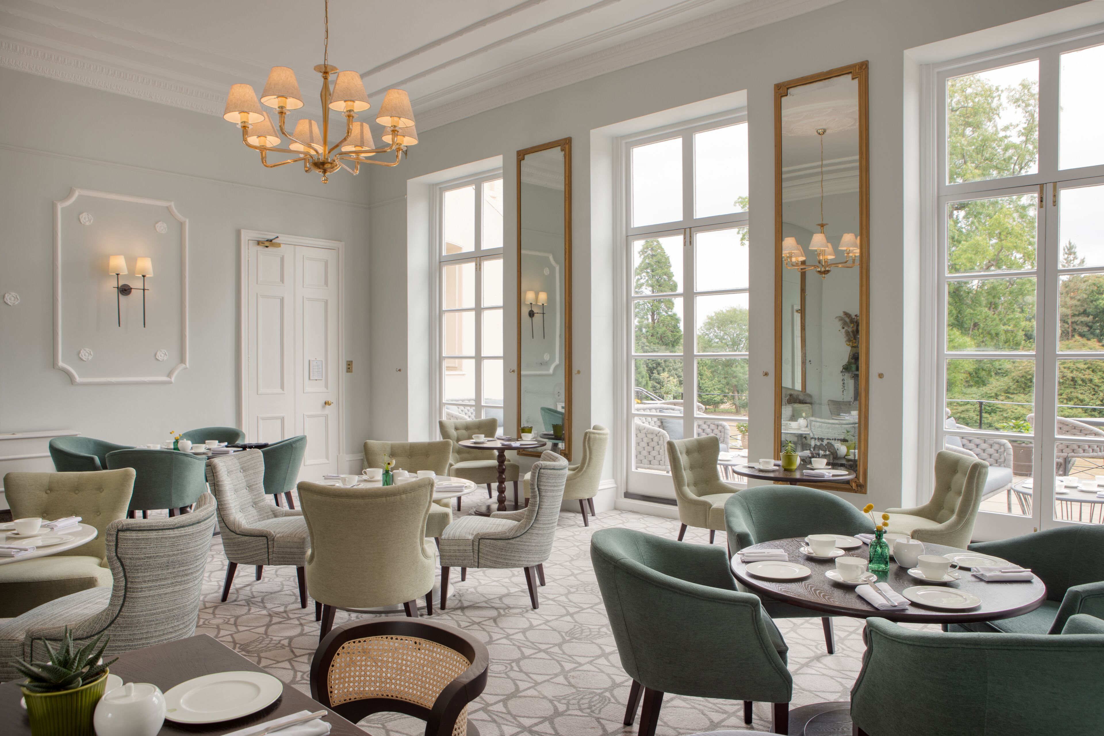 يقدم الغداء والعشاء