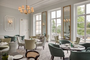 Serves lunch and dinner