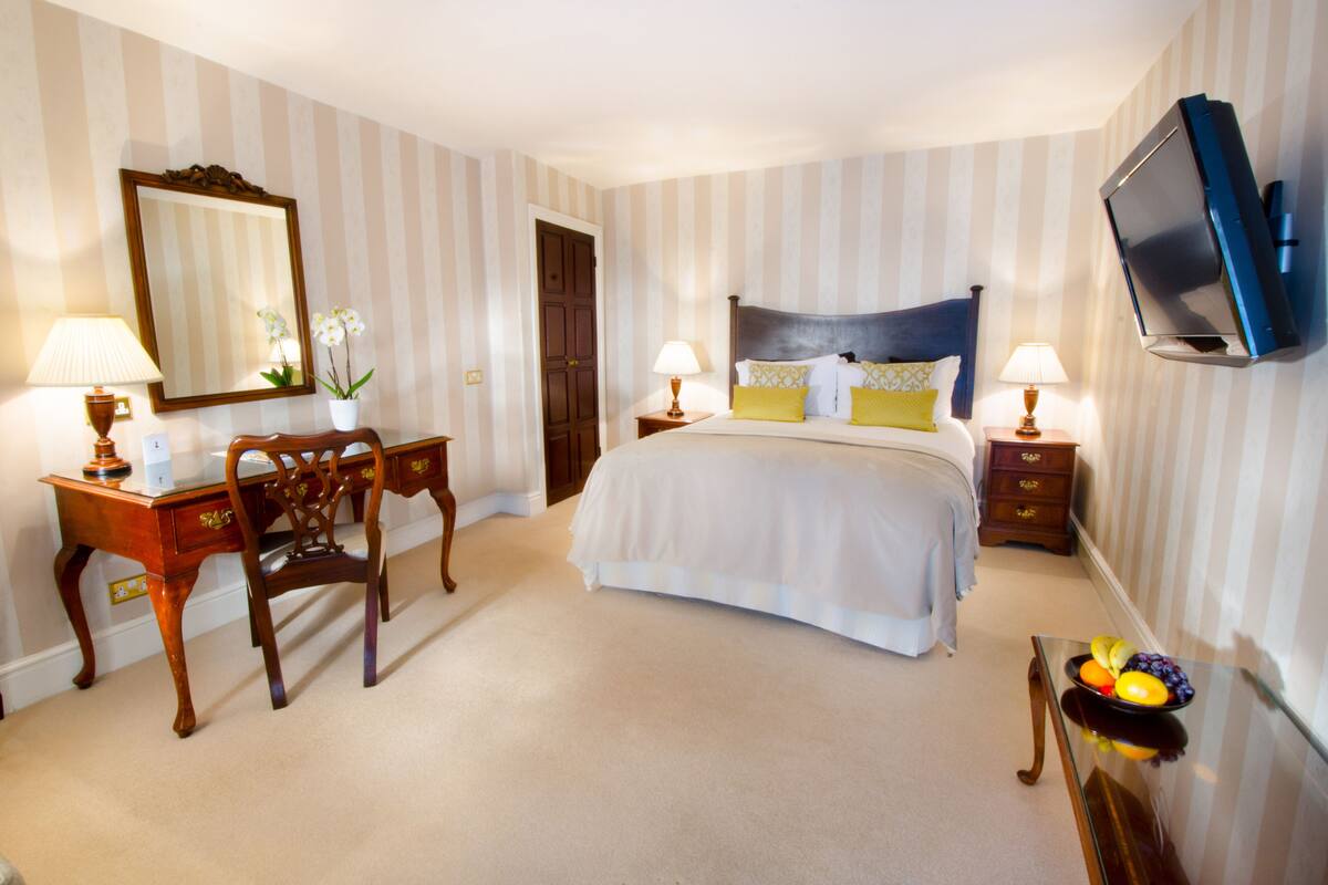Classic Room | Egyptian cotton sheets, premium bedding, memory foam beds, in-room safe