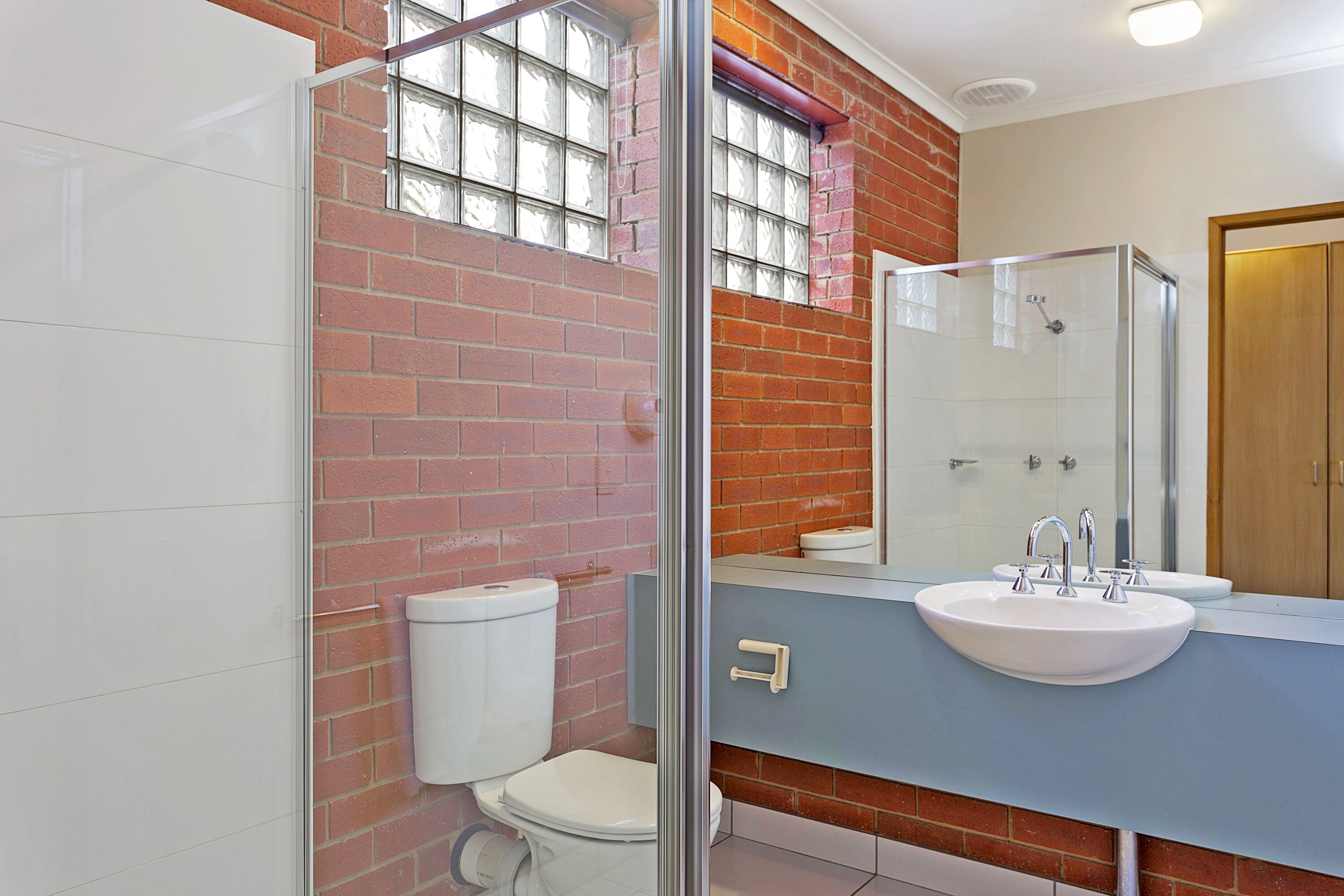 standard room, 1 queen bed, non smoking | bathroom | shower, free toiletries, hair dryer, towels