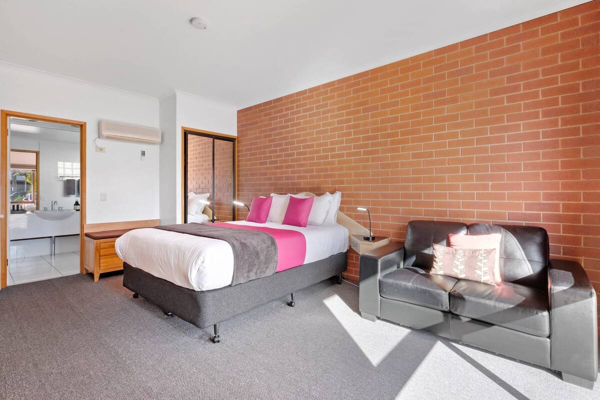Deluxe Room | Premium bedding, pillowtop beds, minibar, blackout drapes