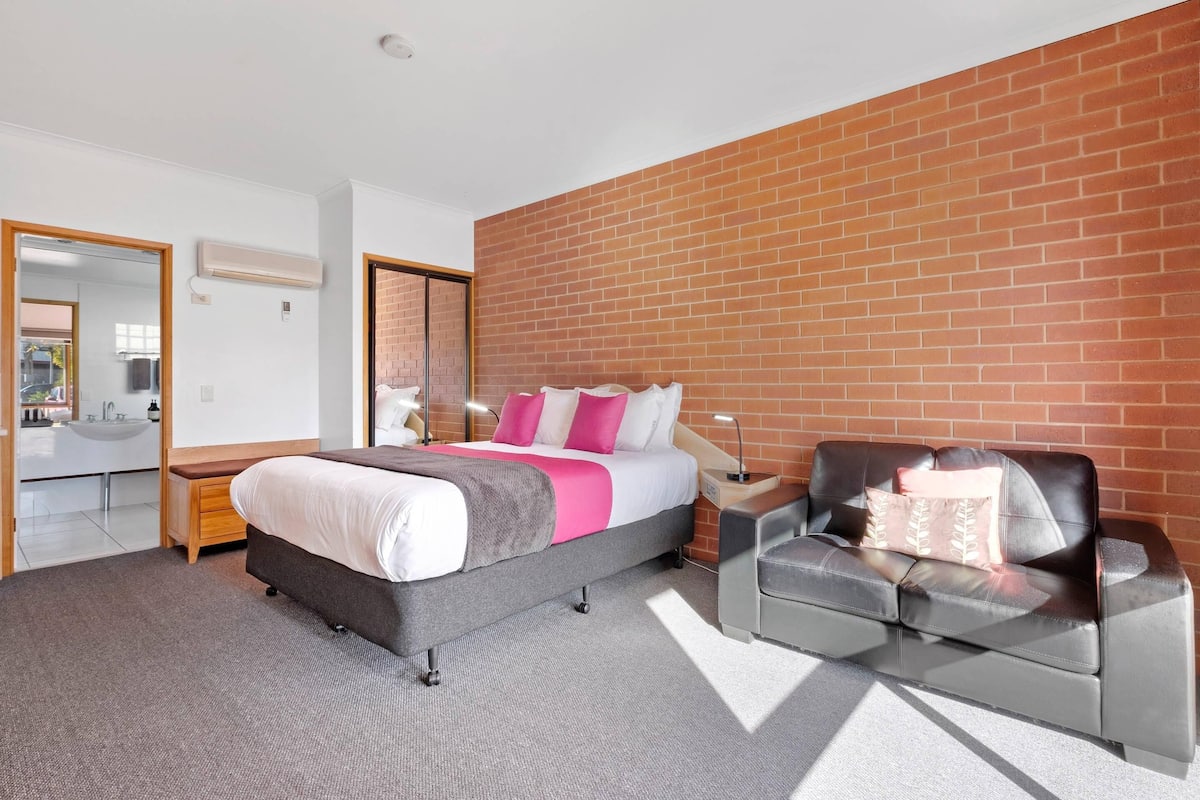 Deluxe Room | Premium bedding, pillowtop beds, minibar, blackout drapes