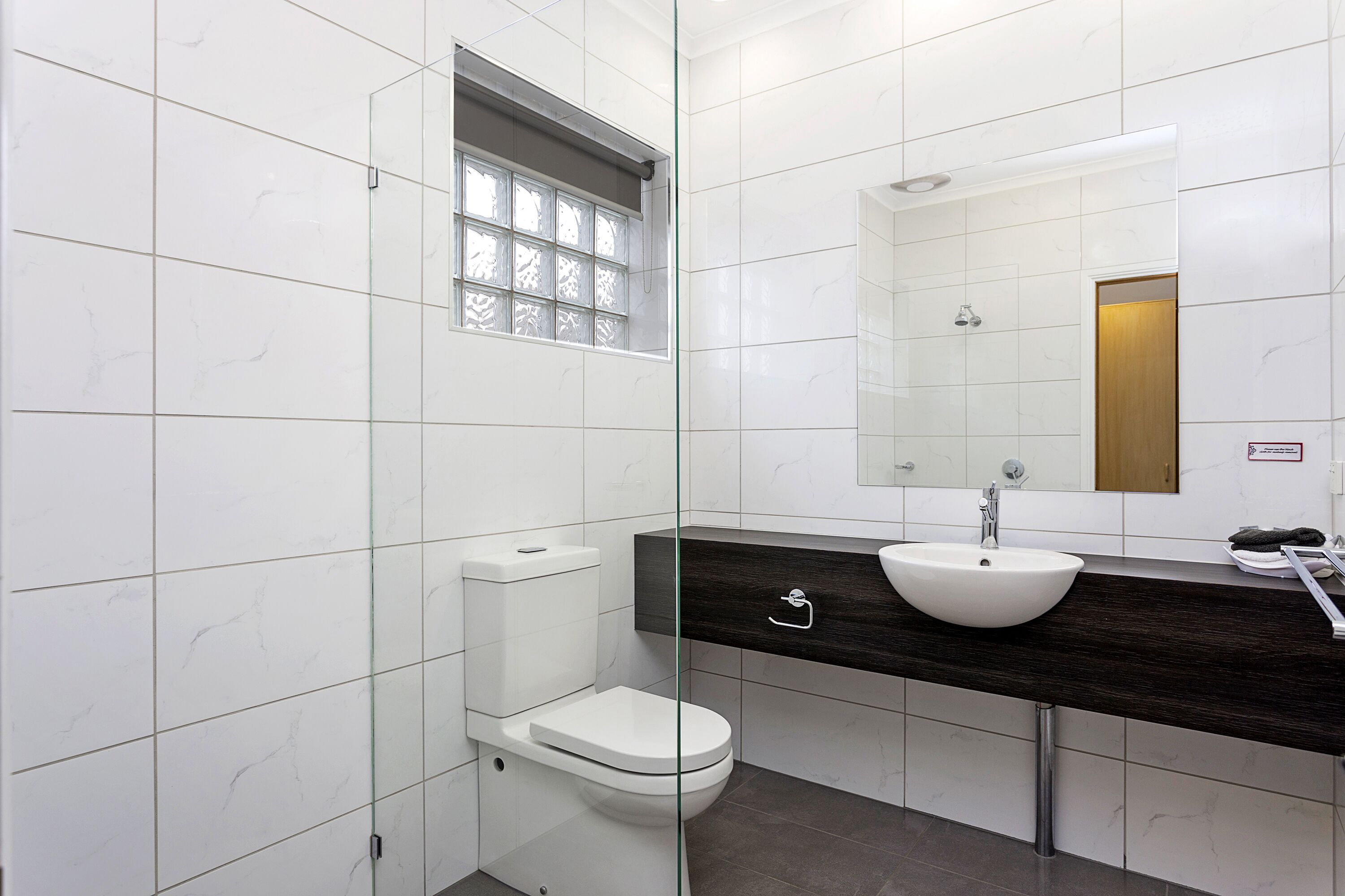 deluxe room | bathroom | shower, free toiletries, hair dryer, towels
