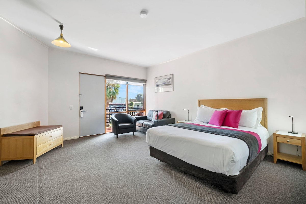 Executive Room | Premium bedding, pillowtop beds, minibar, blackout drapes