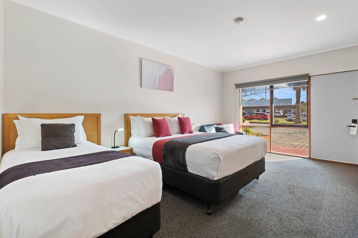 Deluxe Twin Room | Premium bedding, pillowtop beds, minibar, blackout drapes