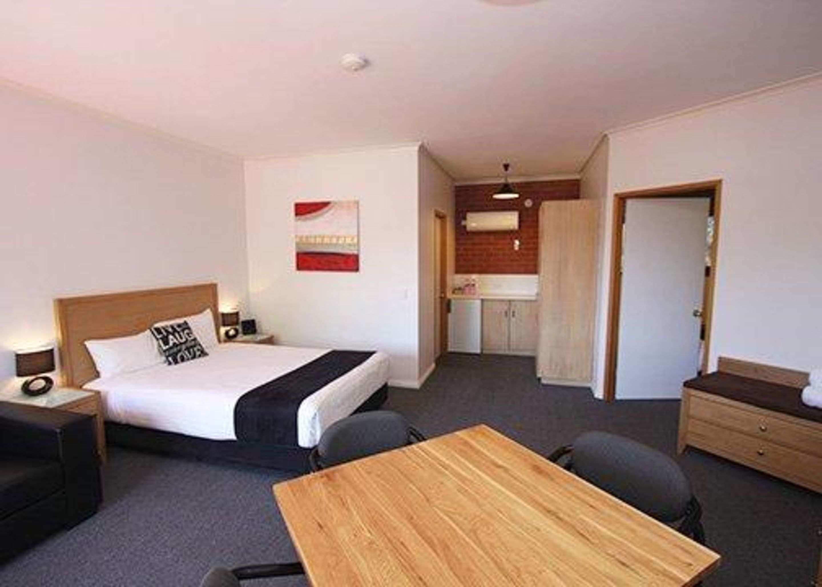 family room | premium bedding, pillow-top beds, minibar, blackout curtains