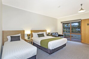 Deluxe Twin Room | Premium bedding, pillow-top beds, minibar, blackout curtains