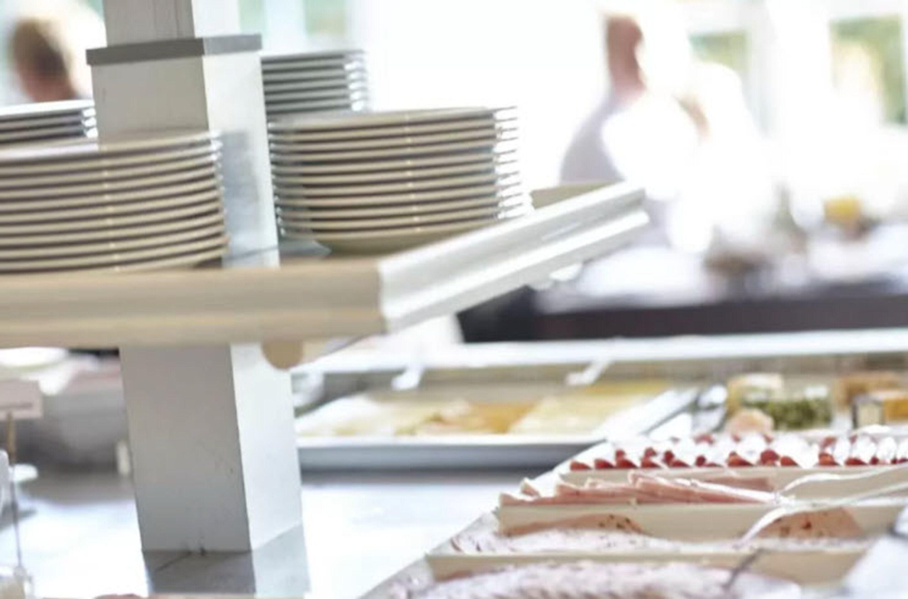Un buffet avec de nombreux plats et plateaux remplis de nourriture.