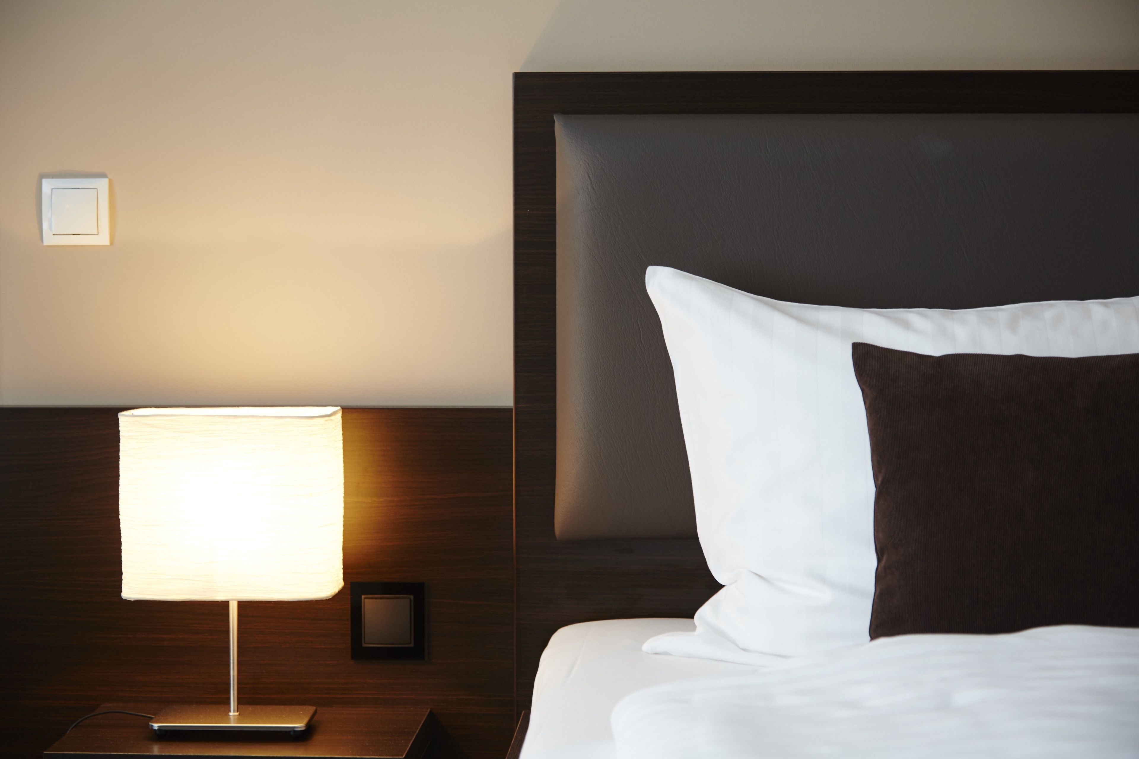 Ropa de cama hipoalergénica, escritorio, wifi gratis y ropa de cama