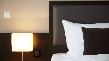 Ropa de cama hipoalergénica, escritorio, wifi gratis y ropa de cama