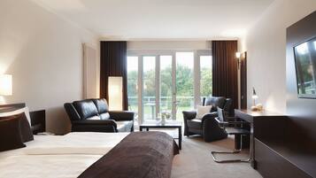 Hypo-allergenic bedding, desk, free WiFi, bed sheets