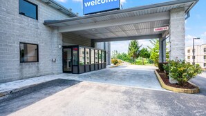 A building with a 'welcome' sign, a clear entrance, and a 'clearance 10 ft.' sign. - Motel 6 London, KY (London)