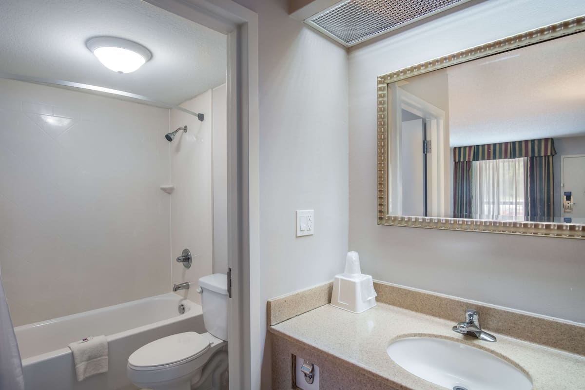 Combined shower/bathtub, towels