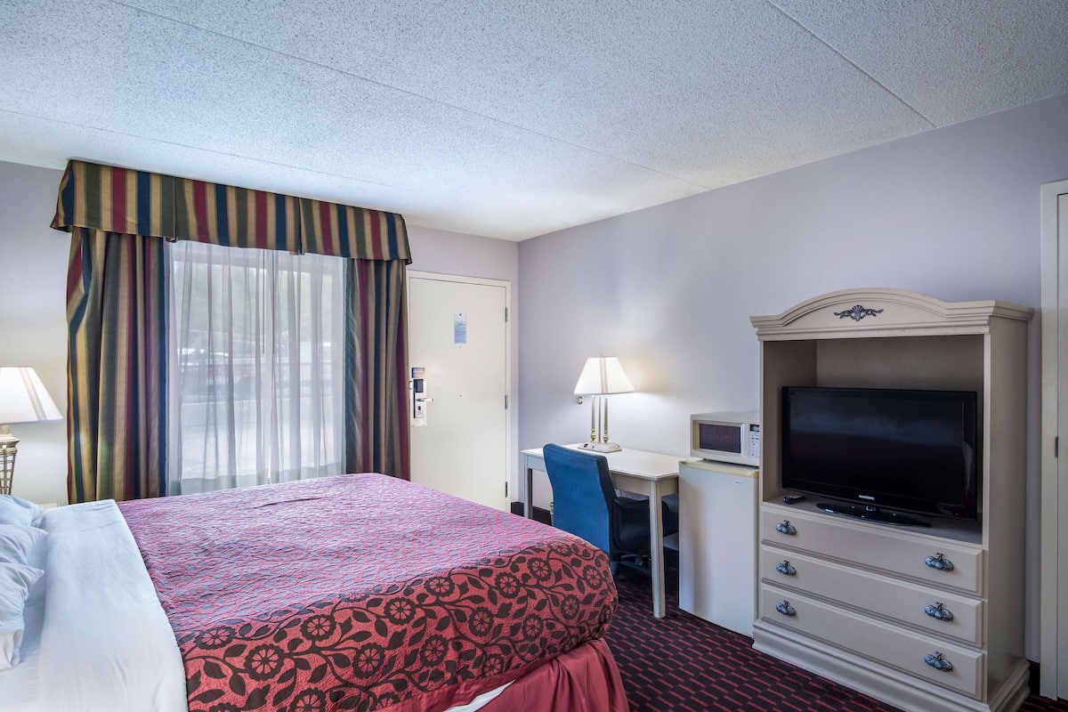 Desk, free WiFi, bed sheets
