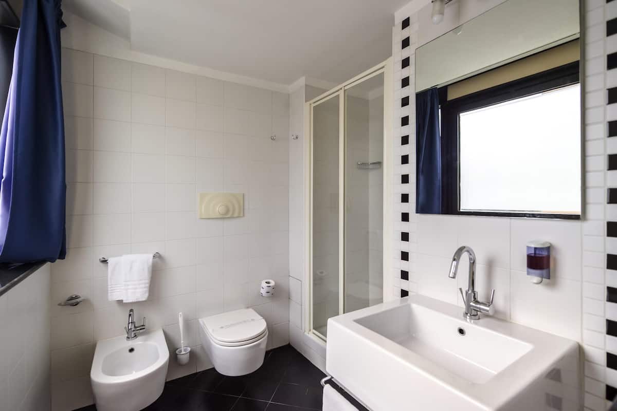 Een minibar, een kluis op de kamer, een bureau, verduisterende gordijnen