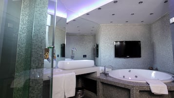 Deep soaking bathtub