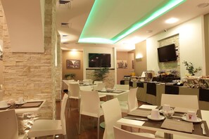 每日供應當地料理早餐 (每人 EUR10)