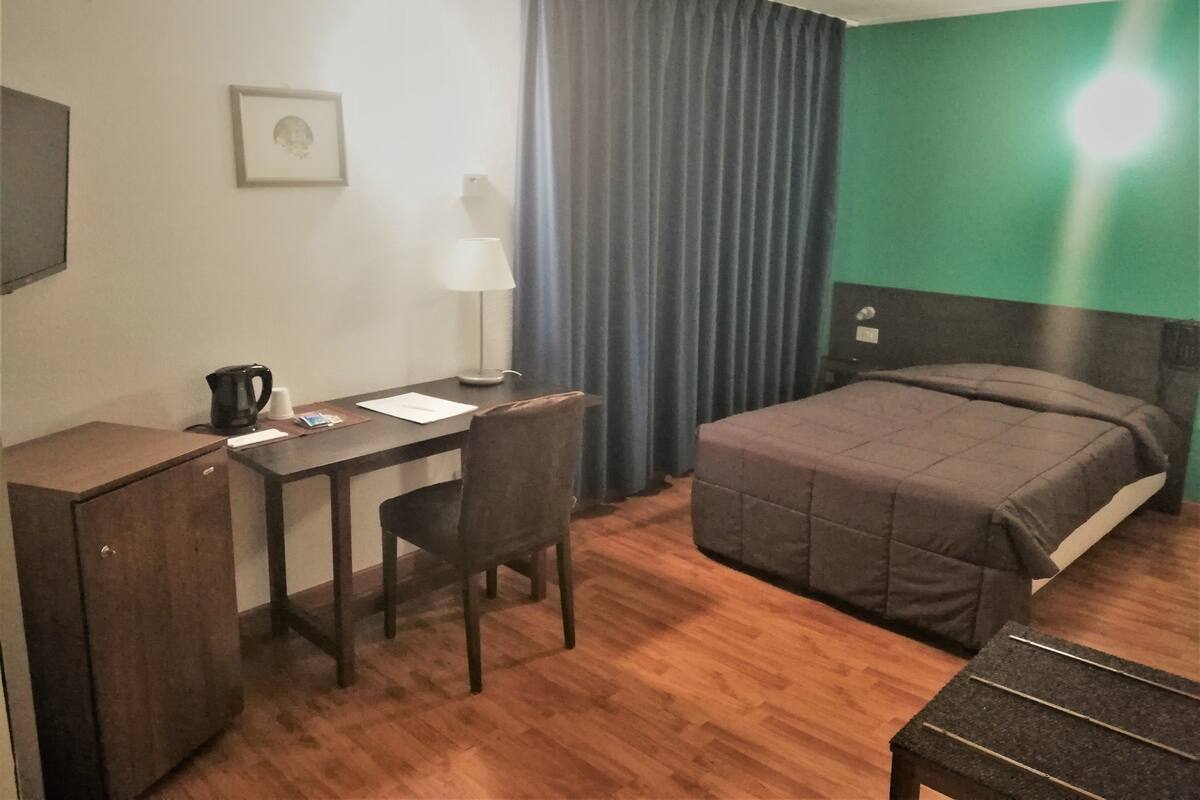 Minibar, Zimmersafe, Verdunkelungsvorhänge, schallisolierte Zimmer