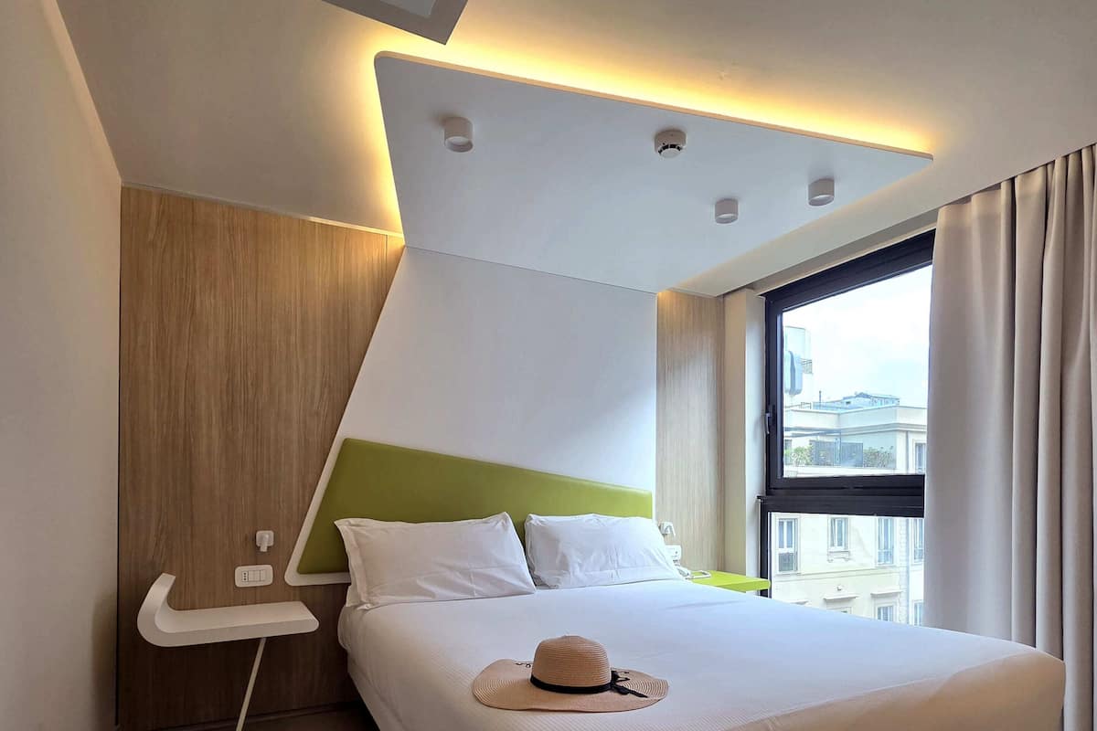 Junior Suite, City View | Minibar, in-room safe, blackout curtains, soundproofing